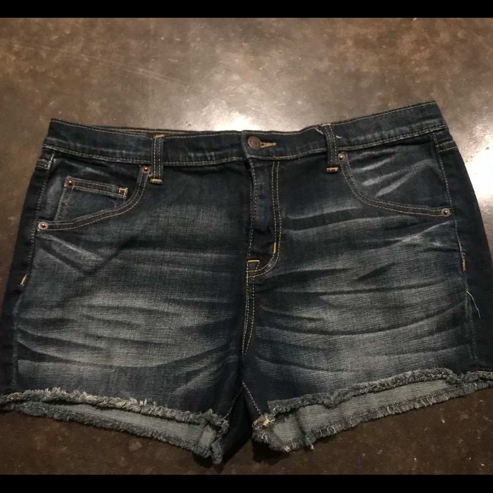 Size 14/32 Mossimo cutoff short. Boyfriend short.